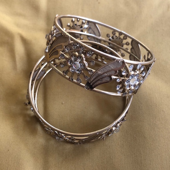 Set of 2 gold colored broad bangles - Picture 4 of 6